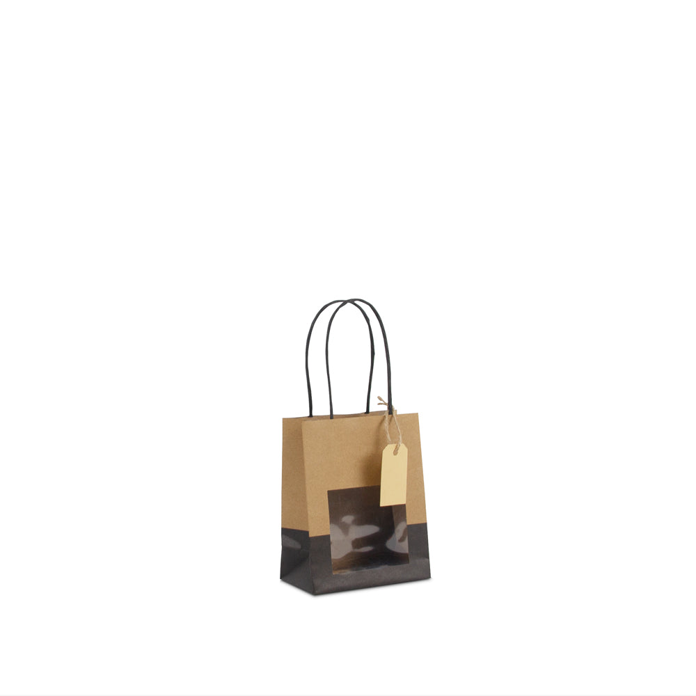 Twisted papieren cadeautasjes met venster en hangtags
