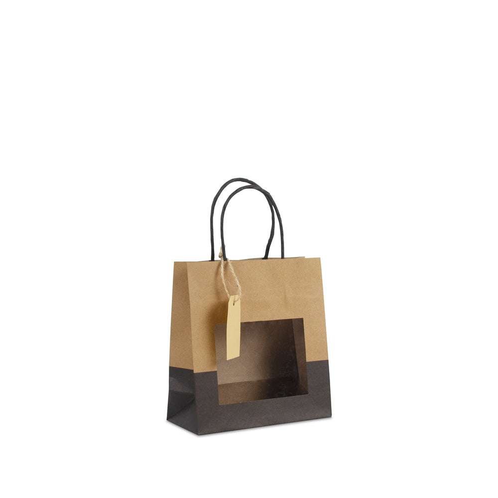 Twisted papieren cadeautasjes met venster en hangtags